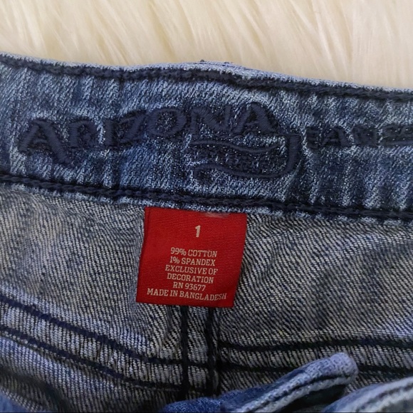 ❄️ 5 for $20.❄️ Arizona Star Print Jean Shorts ❄️ - Picture 2 of 3